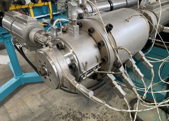 Máy đùn trục vít đơn ống PE 600kg / H thậm chí nhựa hóa