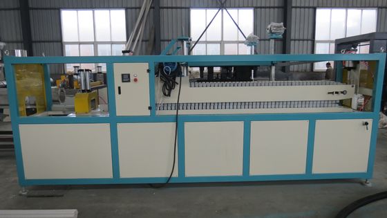 PE đục lỗ ống lưới hoa mai với máy đùn ống cáp thông tin 7 hoặc 9 lỗ