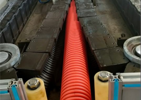 Máy làm dây chuyền đùn ống sóng đôi 32-110mm